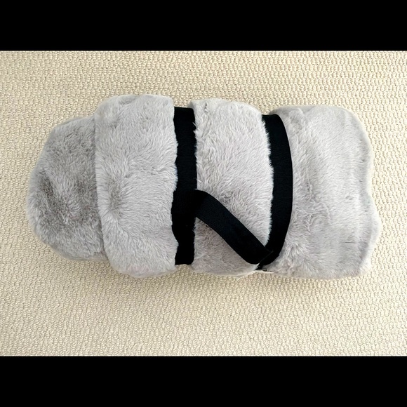 Fur Throw - Picture 1 of 2